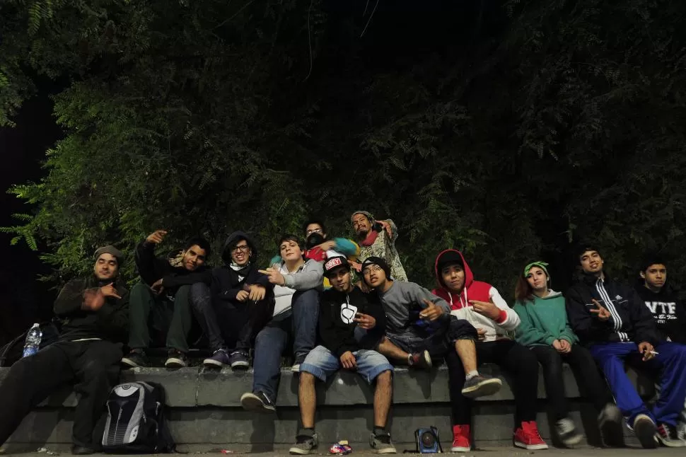 EN LA PLAZA URQUIZA. Un grupo de “freestylers” posa en el centro de la plaza mientras espera el inicio de una nueva “batalla de raperos”. la gaceta / foto de analía jaramillo
