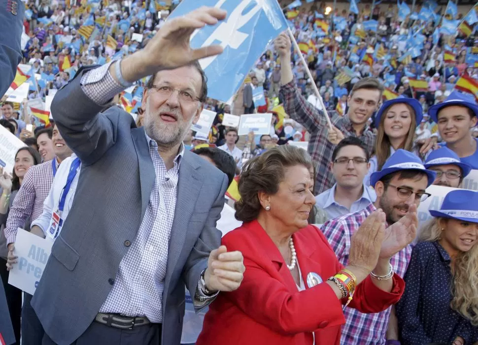VALENCIA. Rajoy y la alcaldesa Rita Barberá, en un acto de campaña. REUTERS