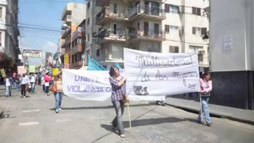 RECLAMO. Después de la muerte de María Fernanda González, mujeres de Jujuy marcharonn contra la violencia, el femicidio, la trata, la desigualdad. FOTO DE PRENSAJUJUY.COM.AR