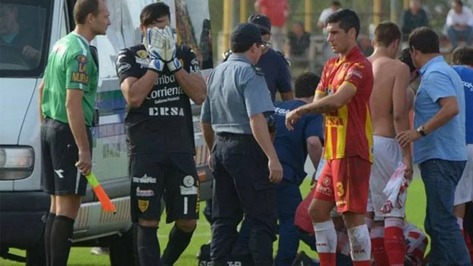 TRAGEDIA. Cristian Gómez se desplomó en medio del partido. (FOTO INFOBAE)