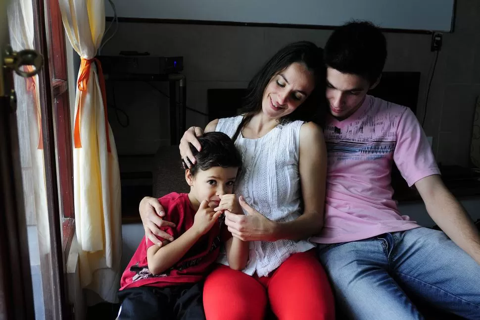SUS MAS GRANDES TESOROS. Angelina Iosa junto a sus dos hijos, Jonás (que acaba de cumplir 5 años) y Santiago, a punto de festejar sus 17 años. la gaceta / foto de analia jaramillo 