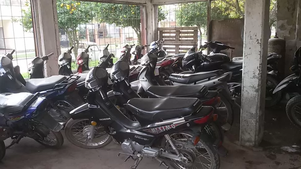 DEPÓSITO. En la sede la de Brigada de Investigaciones Oeste de Monteros se acumulan las motocicletas que secuestran en los controles viales. gentileza brigada de investigaciones oeste 