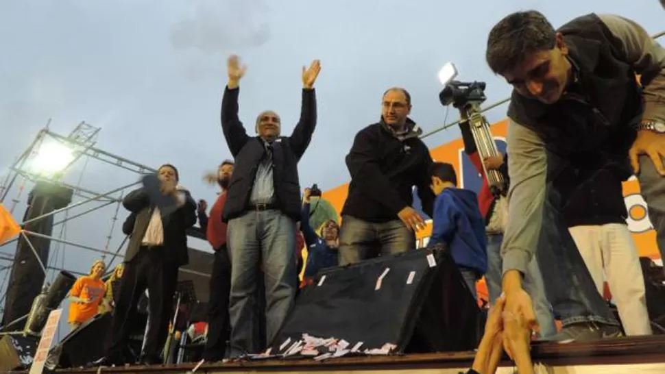 APOYO DE LA CASA DE GOBIERNO. Manzur, alzando los brazos, y Yedlin, estrechándo sus manos con el público, estuvieron junto a Caponio (al centro). fotos facebook marcelo caponio