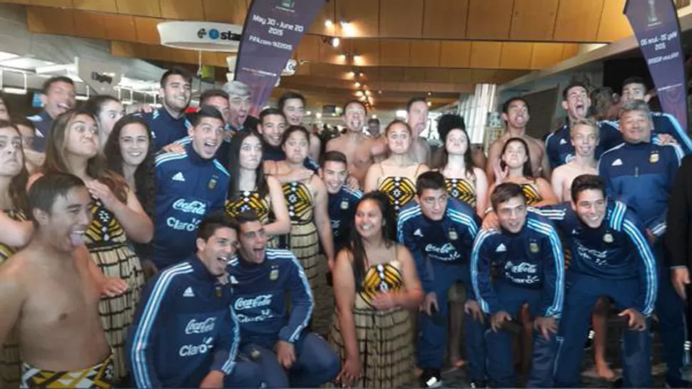 BIENVENIDOS. Los pibes argentinos fueron recibidos con danzas típicas y saludos en Nueva Zelanda. (FOTO @ARGENTINA)