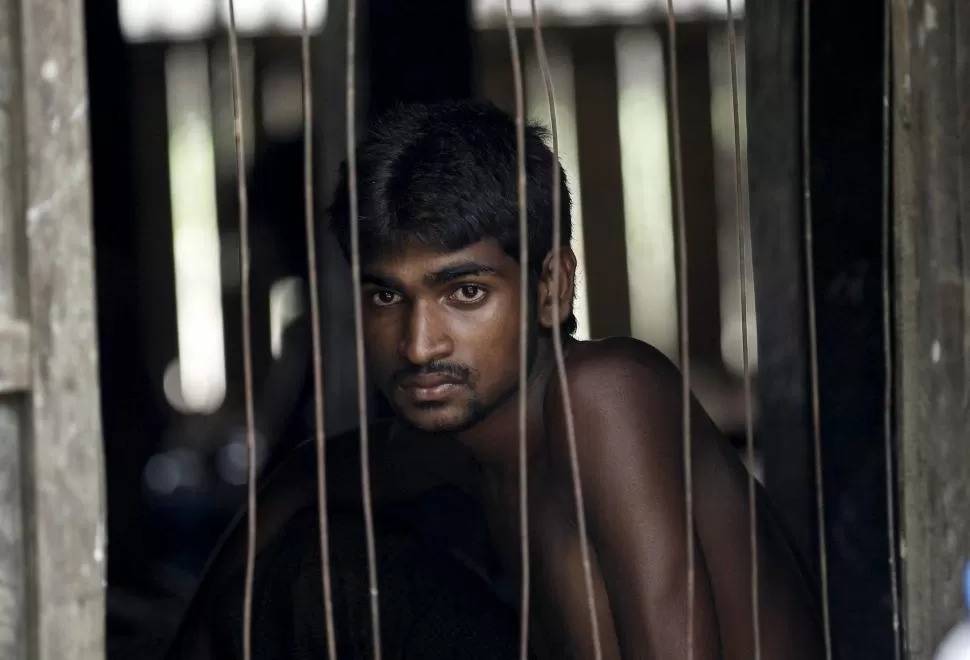 LA FRONTERA. Un refugiado de Bangladesh, en un campo de inmigrantes. reuters