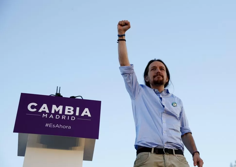 ÉXITO. Pablo Iglesias saluda a sus partidarios. Su candidata a la alcaldía de Madrid podría desbancar al PP. reuters
