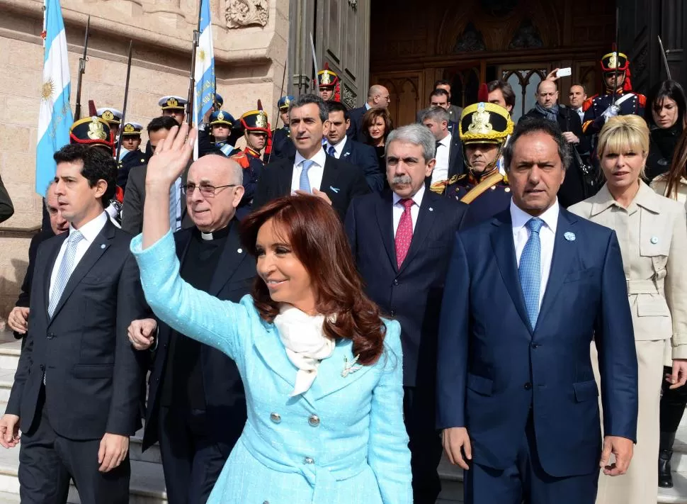 SALUDO A LA GENTE. Cristina participó por última vez como Presidenta del tedeum del 25 de Mayo. La acompañaron sus ministros, Scioli e intendentes. telam 
