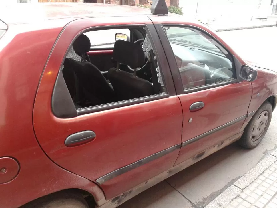 VIDRIOS ROTOS. El ladrón atacó por sorpresa el Fiat Palio de Espeche, quien logró evitar que le roben el maletín.  