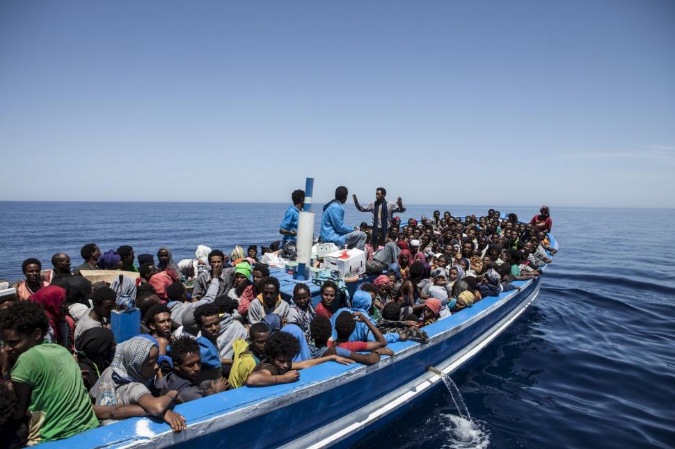 AVALANCHA HUMANA. En embarcaciones precarias los refugiados cruzan el Mediterráneo hacia Europa. reuters