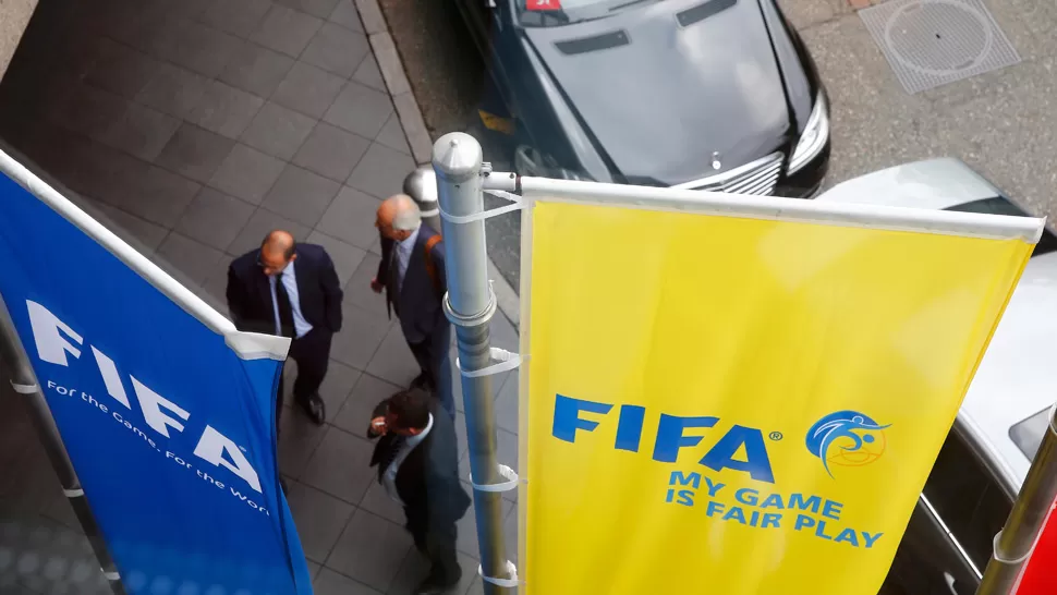 DOBLE MORAL. Las empresas quieren despegarse del posible derrumbe de la entidad dirigida por Blatter. REUTERS