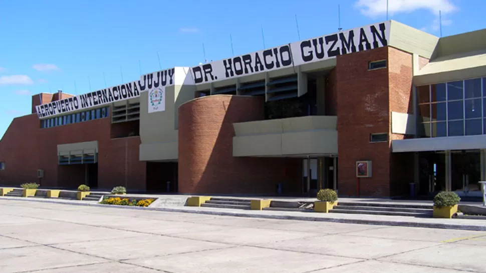 AEROPUERTO. El avión que llevaba presos políticos partió desde el aeropuerto Guzmán. FOTO ARCHIVO