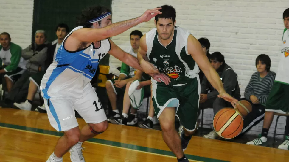 SE PONE EL OVEROL. Daniel Pomares no luce, pero cumple un rol importante en el juego del Verde de la plazoleta.
FOTO DE ARCHIVO LA GACETA