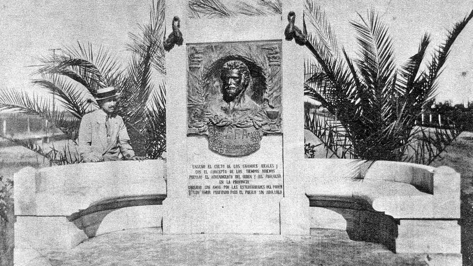 Finocchiaro junto a su obra en honor a Benjamín Aráoz. El monumento está perdido.