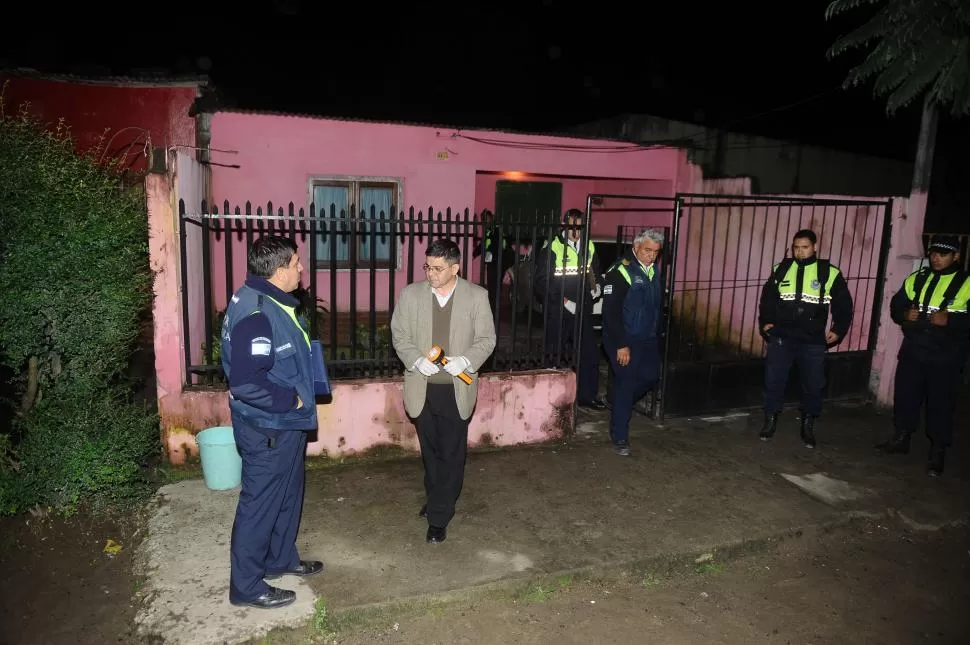 PERICIAS. El personal de la Policía Criminalística peritó la casa en la que la mujer decidió prenderse fuego. la gaceta / foto de osvaldo ripoll 