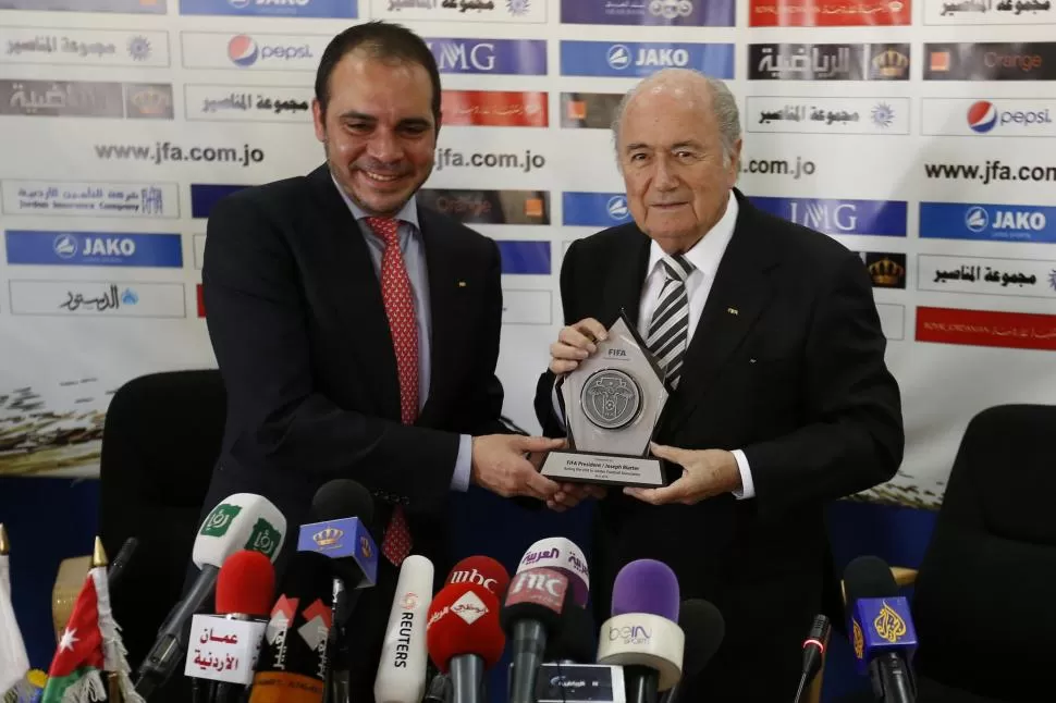 FRENTE A FRENTE. El príncipe Al-Hussein y Blatter competirán hoy para saber quién será el próximo presidente de la entidad. reuters 