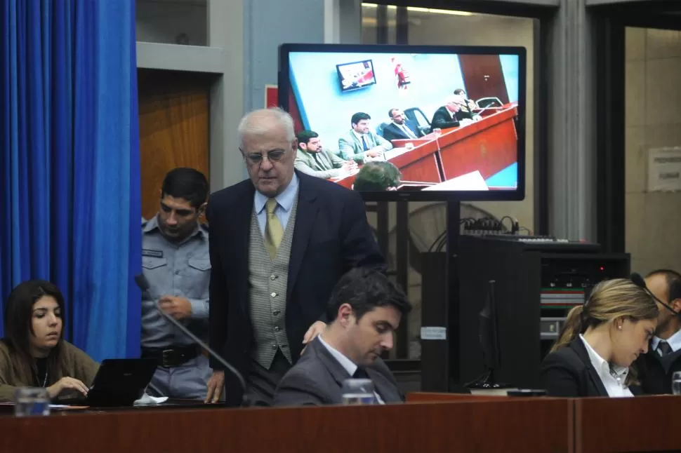 EN EL BANQUILLO. El ex juez federal Manlio Martínez (de pie) está siendo juzgado por el TOF desde marzo.  la gaceta / foto de Inés Quinteros Orio 
