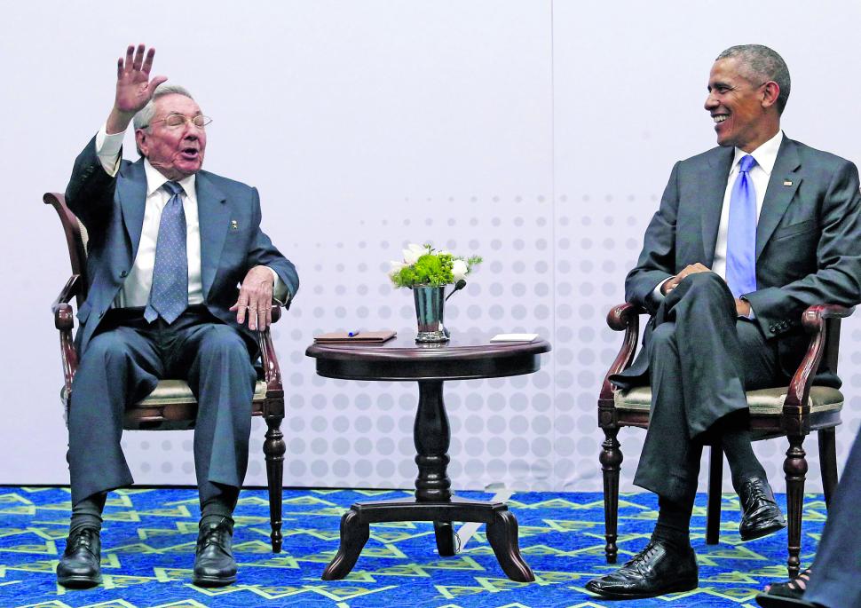ARTÍFICES. Raúl Castro y Barack Obama en la Cumbre de las Américas, donde apuraron las negociaciones. reuters (archivo)