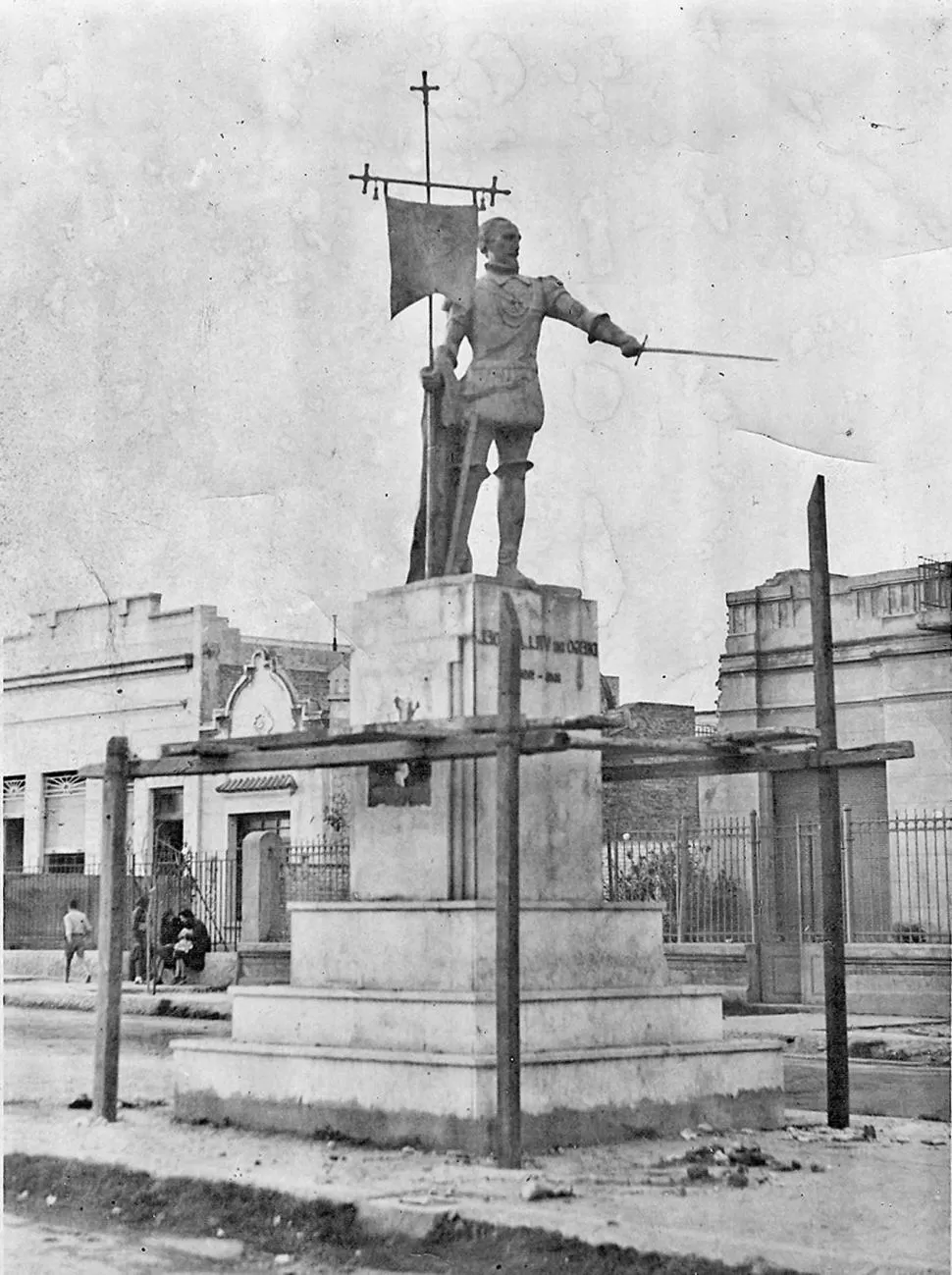 DIEGO DE VILLARROEL. La estatua en 1944, cuando empezaba a ser trasladada desde la platabanda de avenida Mate de Luna a un costado del Parque Avellaneda, donde está hoy
