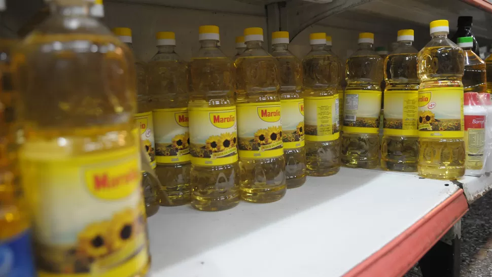 SE NORMALIZA LA DISTRIBUCIÓN. Algunos supermercados cupificaron la venta de aceite debido al conflicto gremial. ARCHIVO LA GACETA / FOTO DE HÉCTOR PERALTA (ARCHIVO)