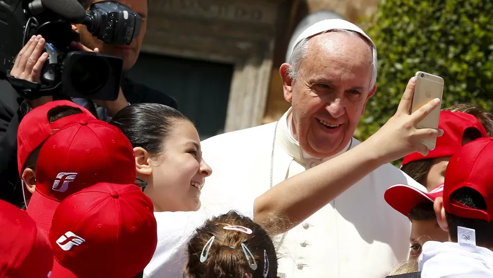 CON LOS CHICOS. El Papa también recibió a un grupo de niños y se tomó fotografía con ellos. REUTERS