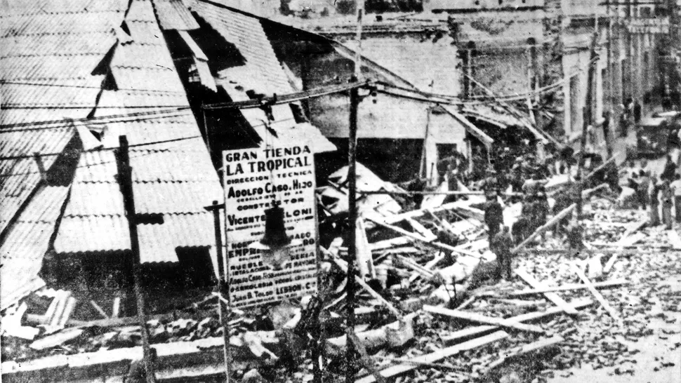 TRAS LA TRAGEDIA. La caída del edificio que se construía en la esquina de las calles Muñecas y Mendoza, causó dos muertos y 16 heridos, algunos de extrema gravedad. ARCHIVO LA GACETA