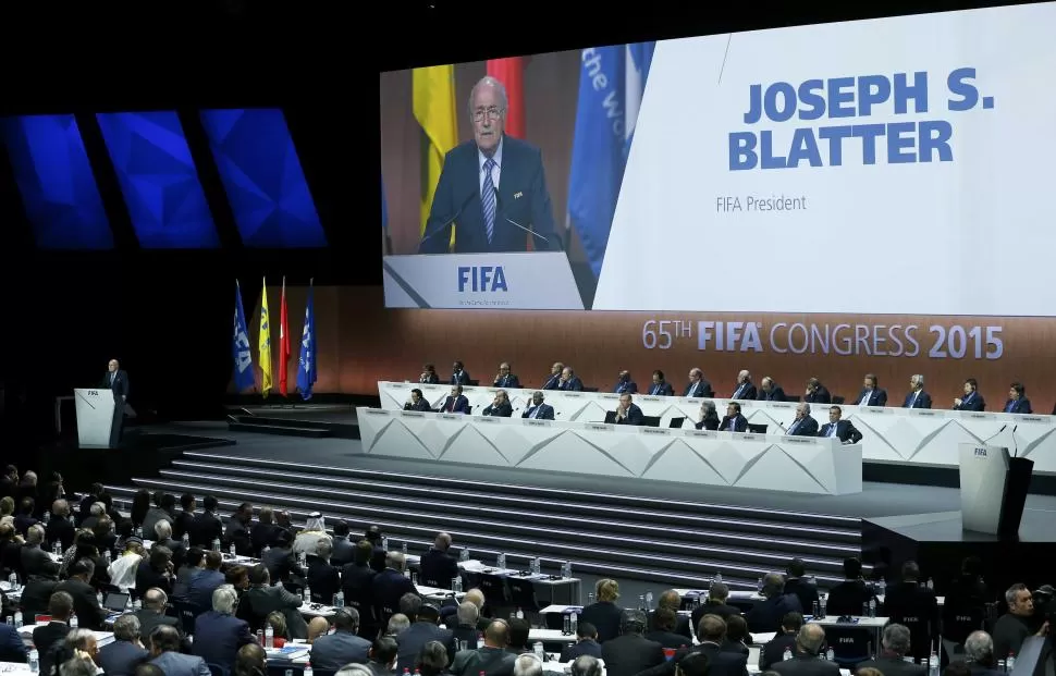 CÓMODO. Las denuncias lo salpicaron, pero Blatter recibió el apoyo necesario para seguir hablando en nombre del fútbol. reuters
