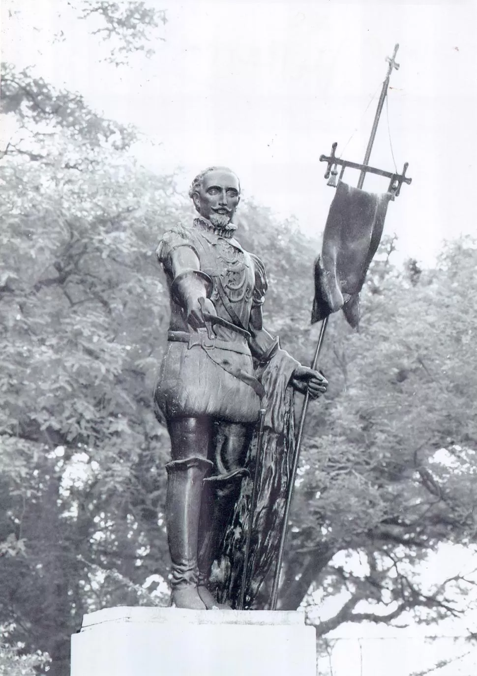 DIEGO DE VILLARROEL. Estatua en bronce del fundador, que se alza en el parque Avellaneda. La ejecutó en 1936 el escultor Juan Carlos Iramain. 