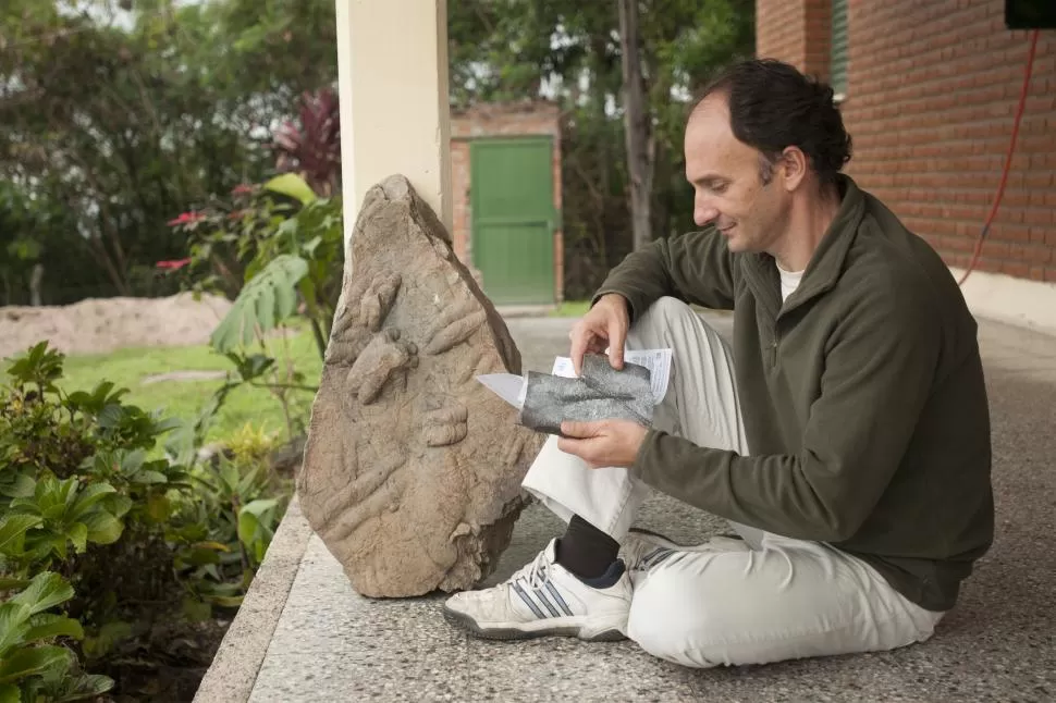 EN HORCO MOLLE. Allí funciona el instituto que cobija a Aceñolaza. El geólogo muestra la piedra hallada en Choromoro, con la huella fosilizada. la gaceta / foto de inés quinteros orio