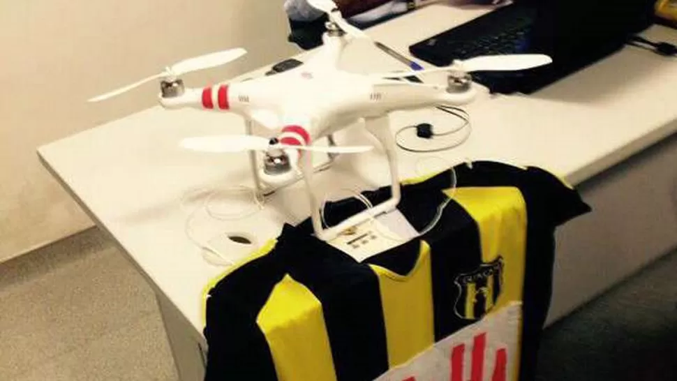 TERMINÓ EN LA COMISARÍA. El drone con la camiseta de Guaraní con la que cargaron a Corinthians. (FOTO INFOBAE)