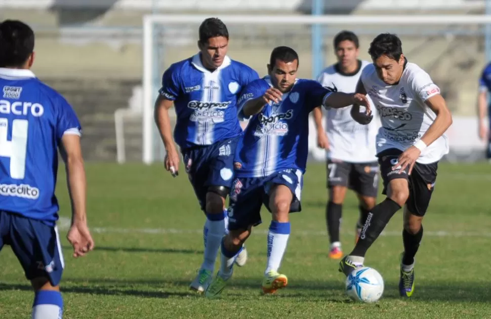 DESEQUILIBRAR. Claudio Vega de Concepción FC trata de llevarse la pelota. FOTO DE MARCELO MILLER