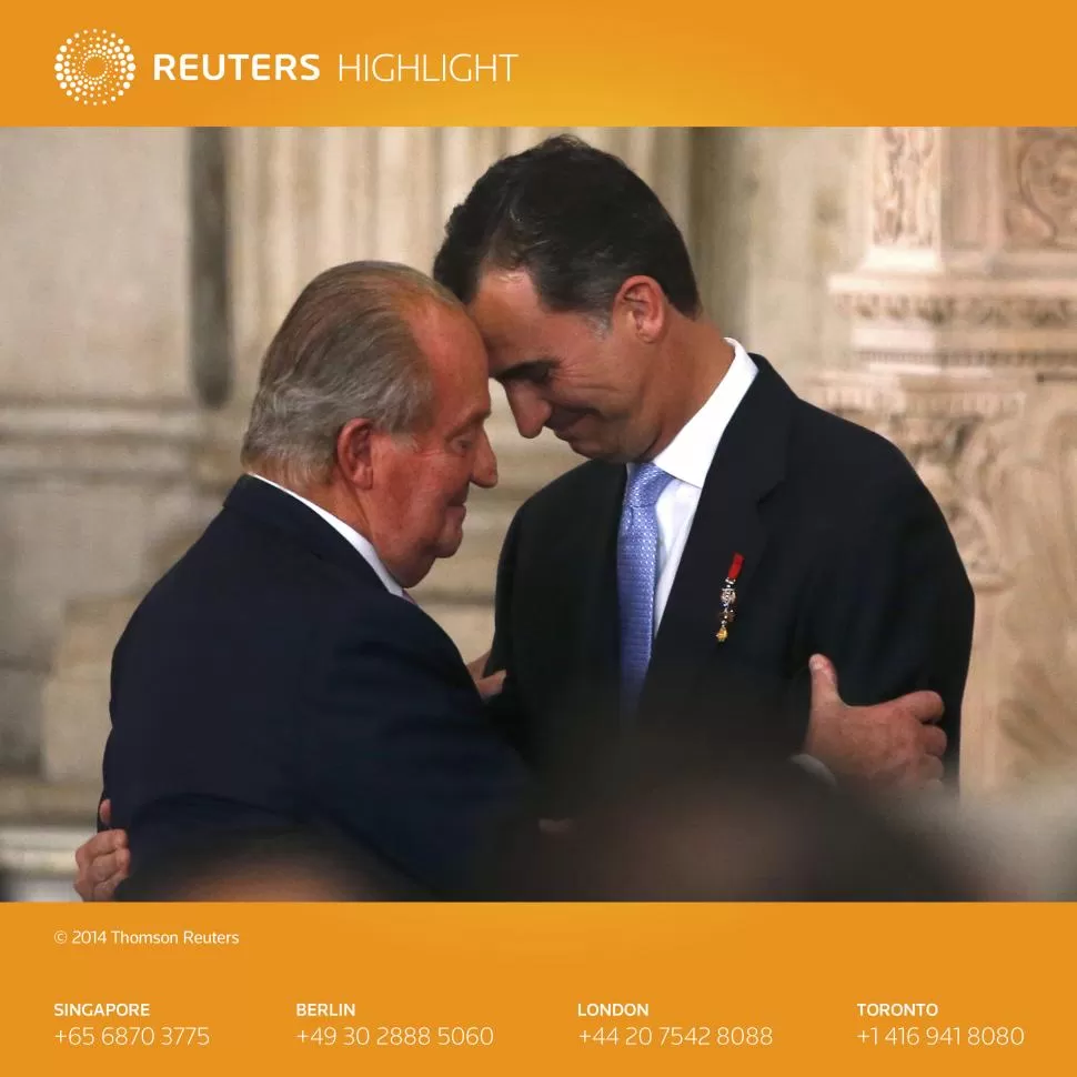 19 DE JUNIO DE 2014. Juan Carlos de Borbón saluda al nuevo rey Felipe VI. reuters (archivo) 