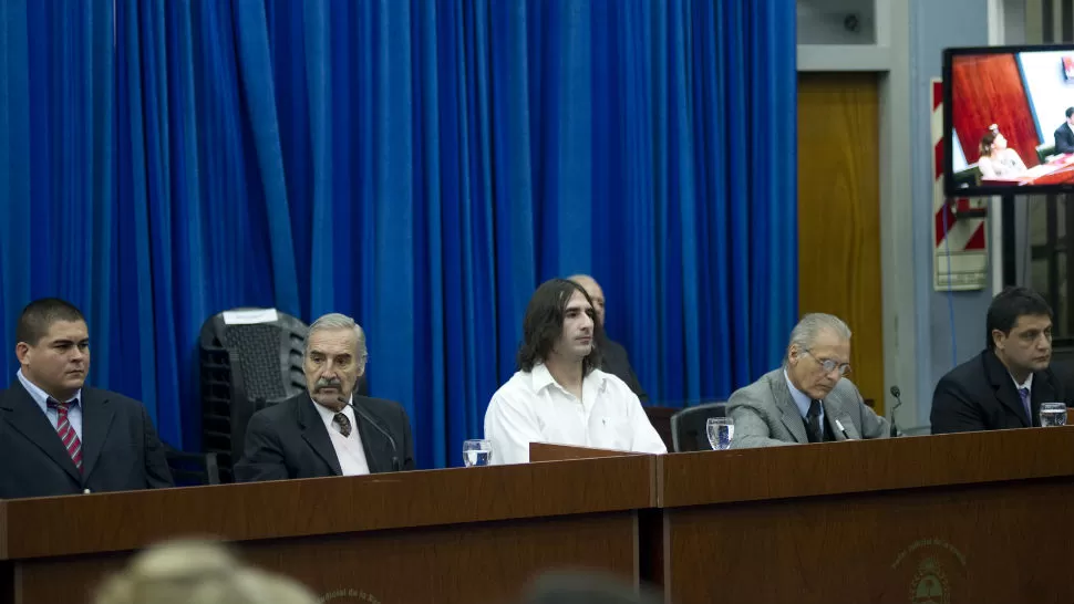 JUICIO. Los acusados escuchan las palabras de los jueces / FOTO DE JORGE OLMOS SGROSSO