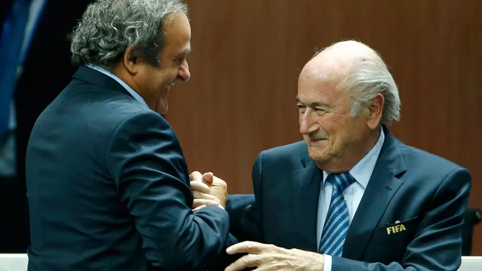 ¿EL SUCESOR? Platini es el principal candidato a quedarse con el trono que dejó vacante Blatter. REUTERS