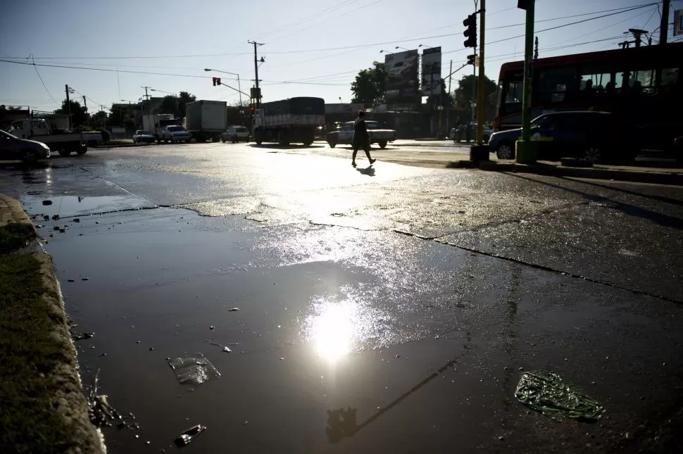 MAL OLOR. Según los vecinos de avenida Gobernador del Campo y Coronel Suárez, desde hace un año hay derrame de cloacas en esa esquina. la gaceta / fotos de jorge olmos sgrosso