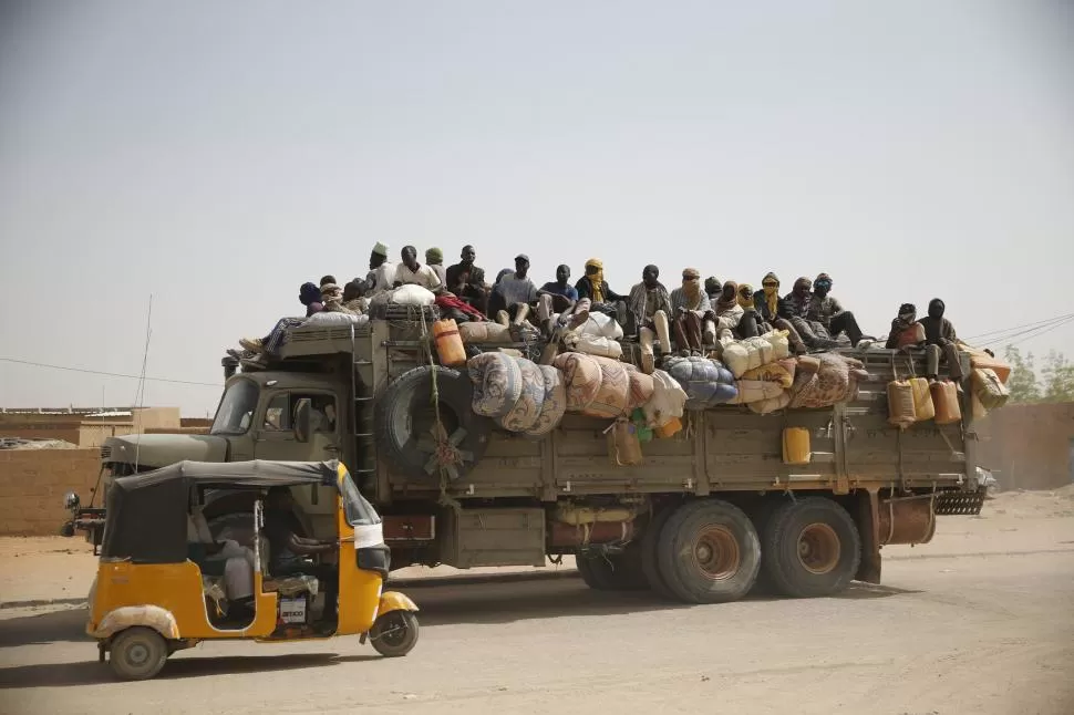 DESDE NÍGER AL MAR. Un camión atestado de africanos emprende viaje hacia Libia, desde donde se embarcarán hacia algún lugar del Mediterráneo. reuters
