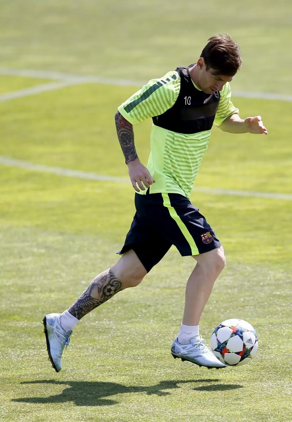HALAGOS. Messi sigue cosechando elogios por el golazo que marcó el sábado. REUTERS
