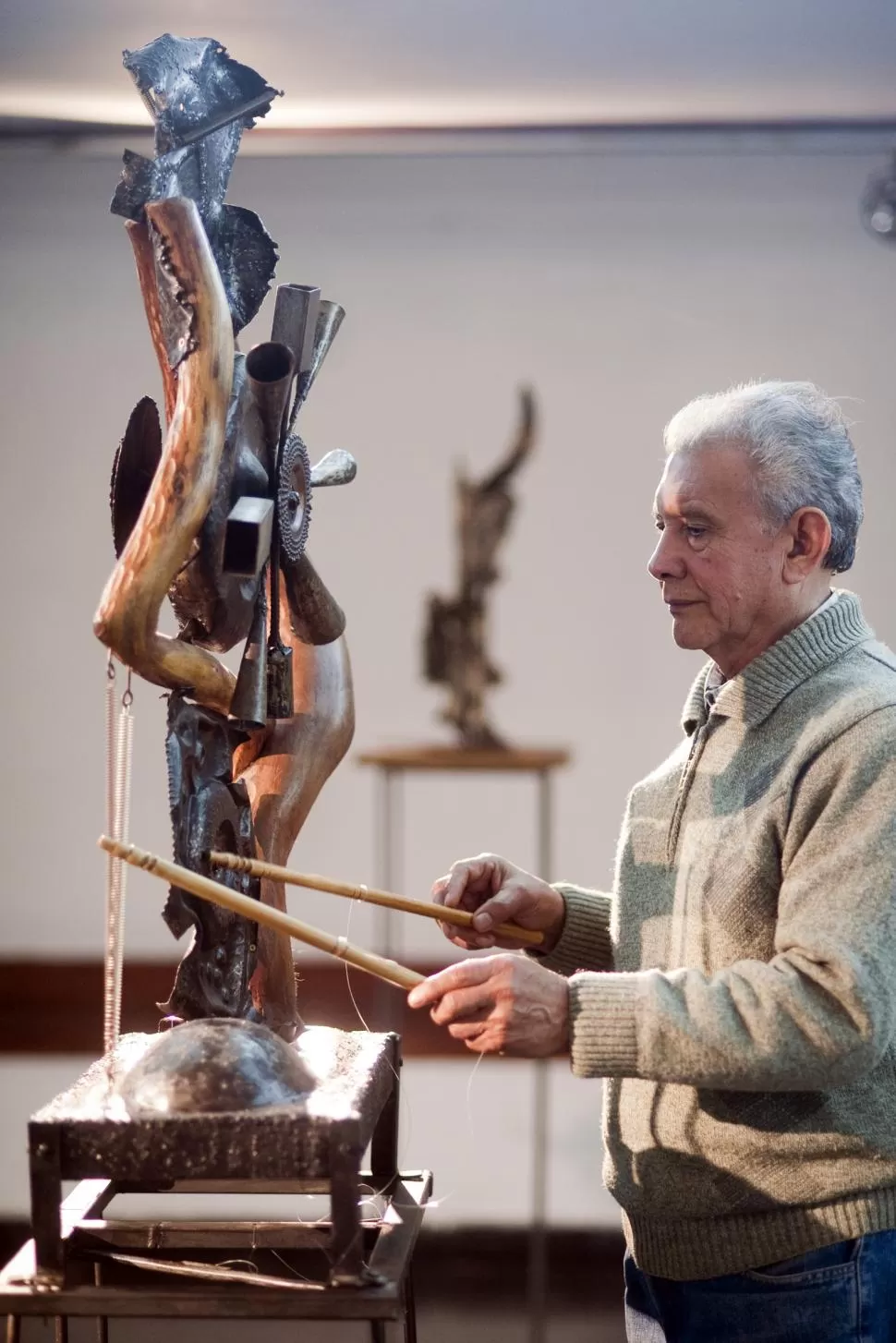 EL ARTISTA Y SU OBRA. Jiménez golpea sus esculturas y nacen los sonidos. la gaceta / foto de diego araóz