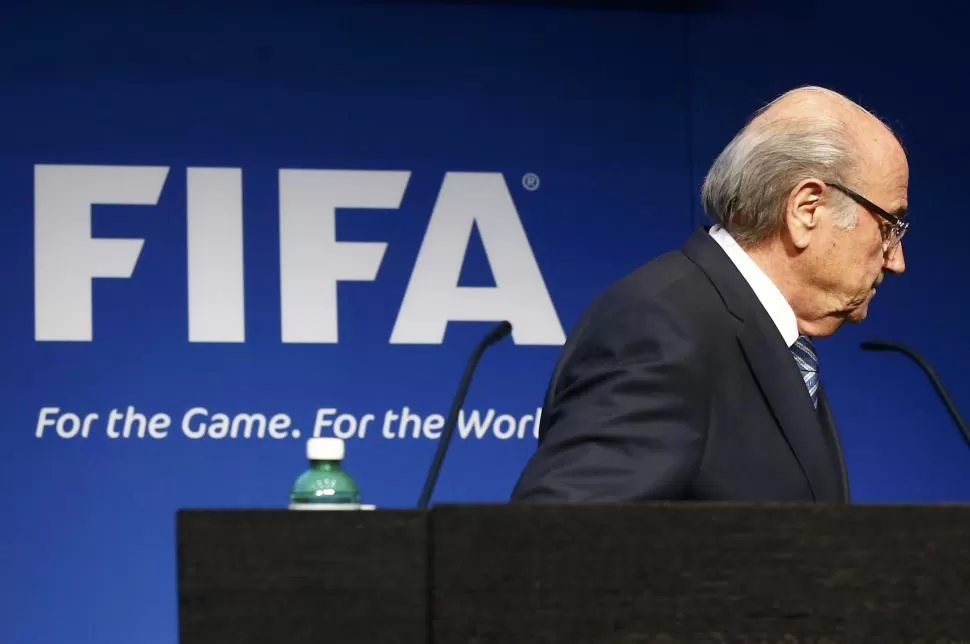 ADIÓS. Agobiado por los escándalos que develó la justicia de Estados Unidos, Blatter se vio acorralado y sin apoyo, después de ser reelecto presidente, y decidió renunciar. “Quiero lo mejor para el fútbol”, dijo. reuters