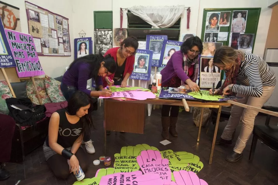 TODO LISTO. En la Casa de las Mujeres manifestantes que participarán de la marcha dieron las últimas pinceladas a las pancartas que llevarán a la plaza.   LA GACETA / FOTO DE DIEGO ARÁOZ