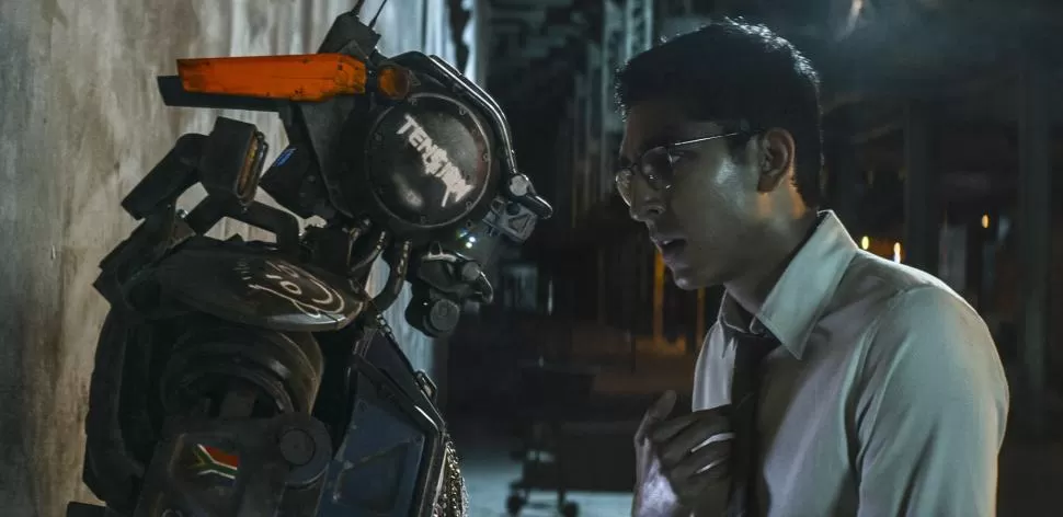 MENTE ARTIFICIAL. Dev Patel es un científico obsesionado con un robot. 