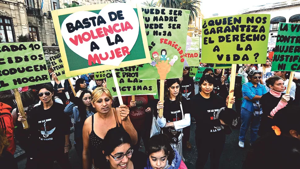 DECIDIDAS. Miles de mujeres tucumanas se plantaron en medio de la calle con sus pancartas en alto para manifestarse en contra de la violencia de género. LA GACETA / FOTO DE OSVALDO RIPOLL