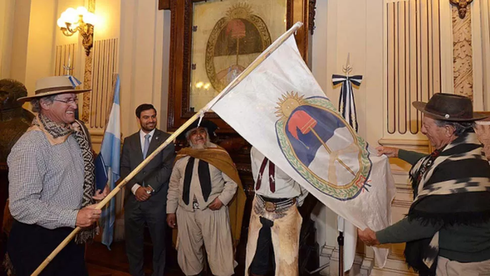 ENTREGA. Los gauchos recibieron en Jujuy dos banderas nacionales de la Libertad Civil, una para flamear durante la travesía y otra de ceremonia para ser entregada a la gobernadora fueguina. FOTO DE JUJUYALMOMENTO.COM