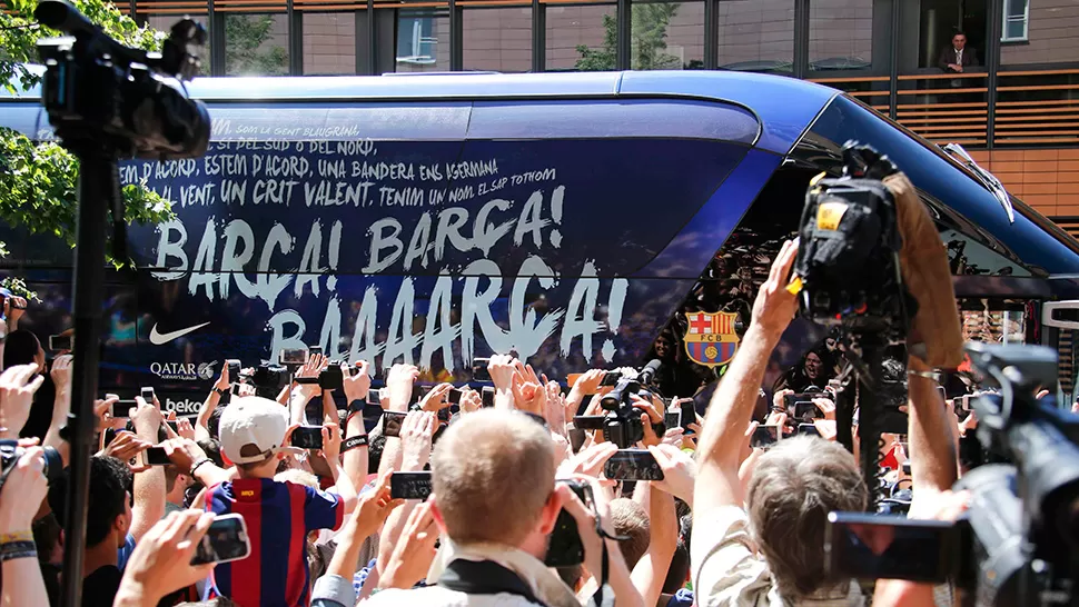 FIEBRE AZULGRANA. Los hinchas del equipo catalán rodean al micro que trasladó a los jugadores hacia el hotel.
FOTO DE REUTERS
