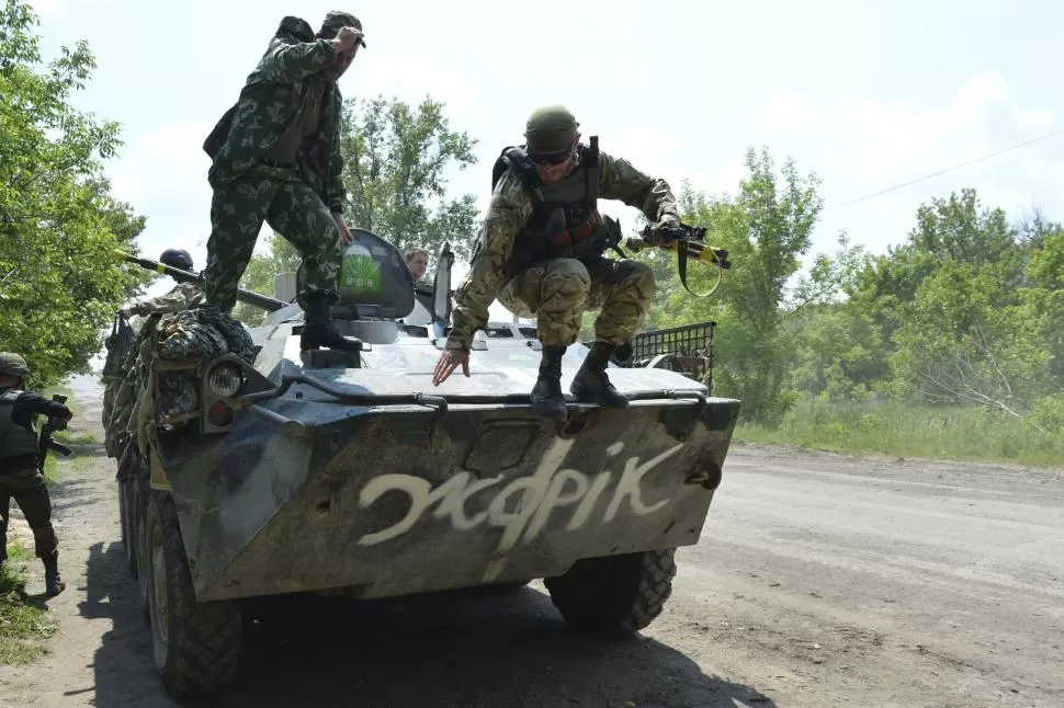 AVANCE. Soldados ucranianos saltan de un blindado, cerca de Donetsk. reuters
