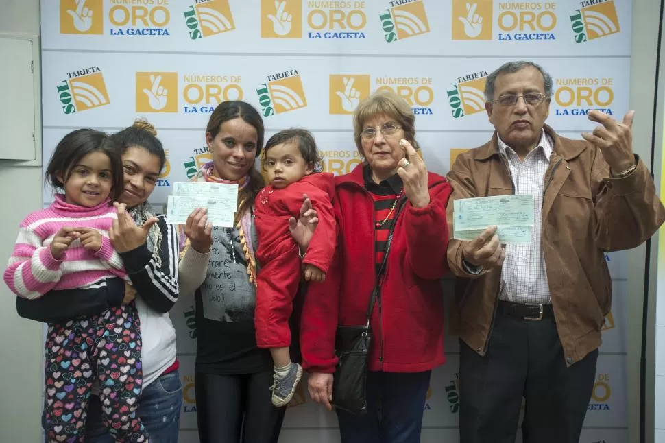 CON EL PREMIO. Sonia Sánchez y Carlos Díaz (con los cheques en la mano) posan junto a algunos de sus familiares. la gaceta / foto de Diego Aráoz