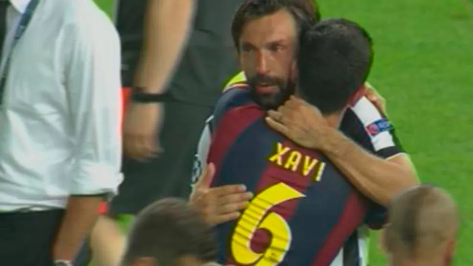 CRACKS. Pirlo y Xavi se saludan al final del partido. (CAPTURA DE VIDEO)