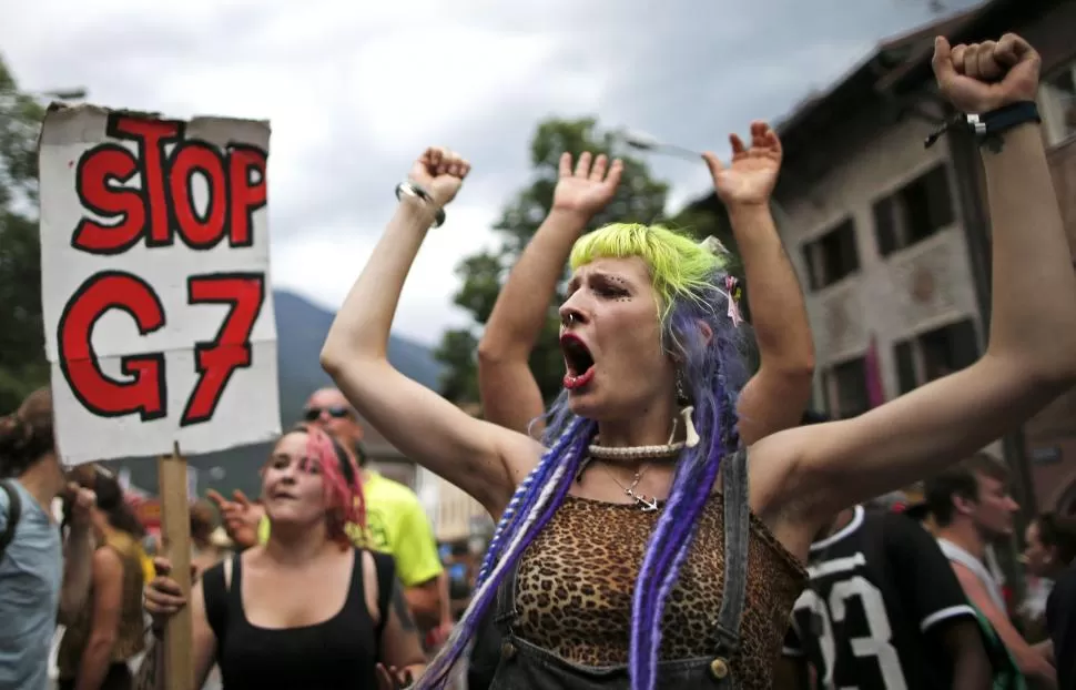 SUR DE ALEMANIA. Manifestantes gritan consignas contra la cumbre del G7. reuters