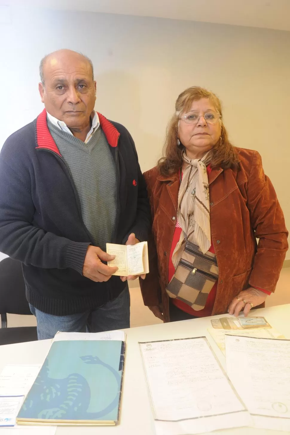 LUCHA INCANSABLE. Oscar Forté y María Vizcarra exhiben el documento que les entregaron en la maternidad. la gaceta / foto de antonio ferroni