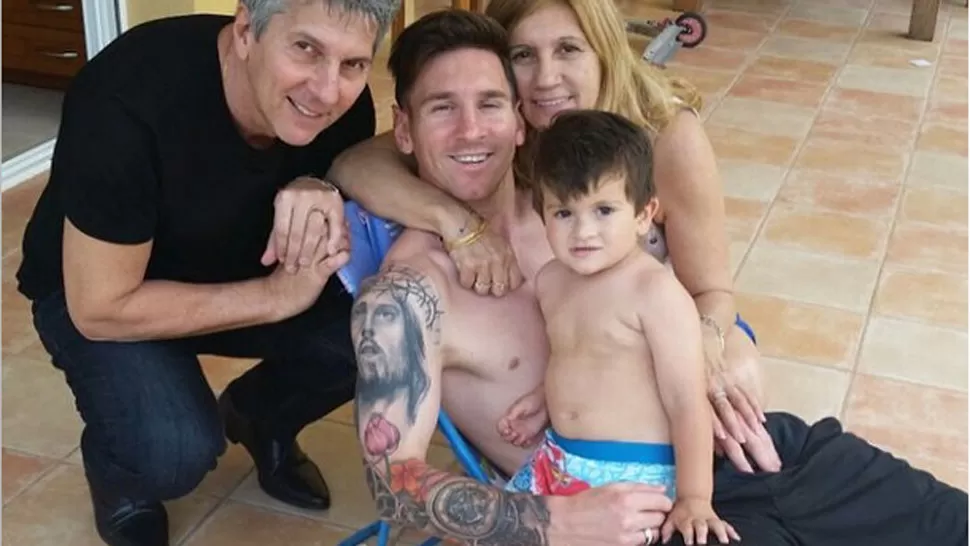 EN FAMILIA. Messi con sus padres y su hijo. 