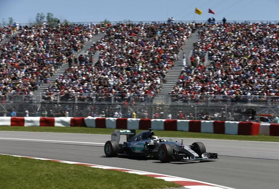 ÉL Y LA GENTE. Lewis Hamilton brindó con su Mercedes un espectáculo de gran calidad para la multitud presente en las gradas del circuito “Gilles Villeneuve”. prensa equipo mercedes 